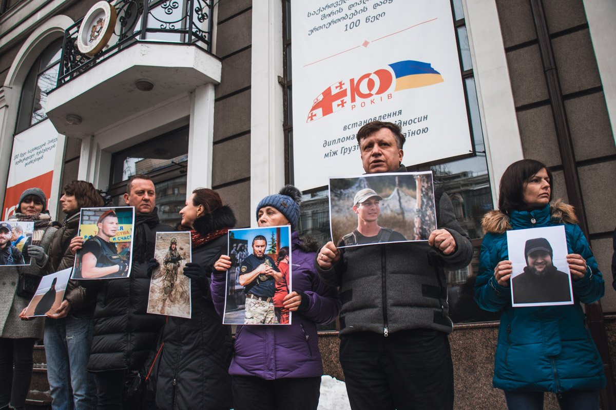 По словам участников митинга, у наших солдат на границе обнаружили один пистолет Макарова и около 5 патронов