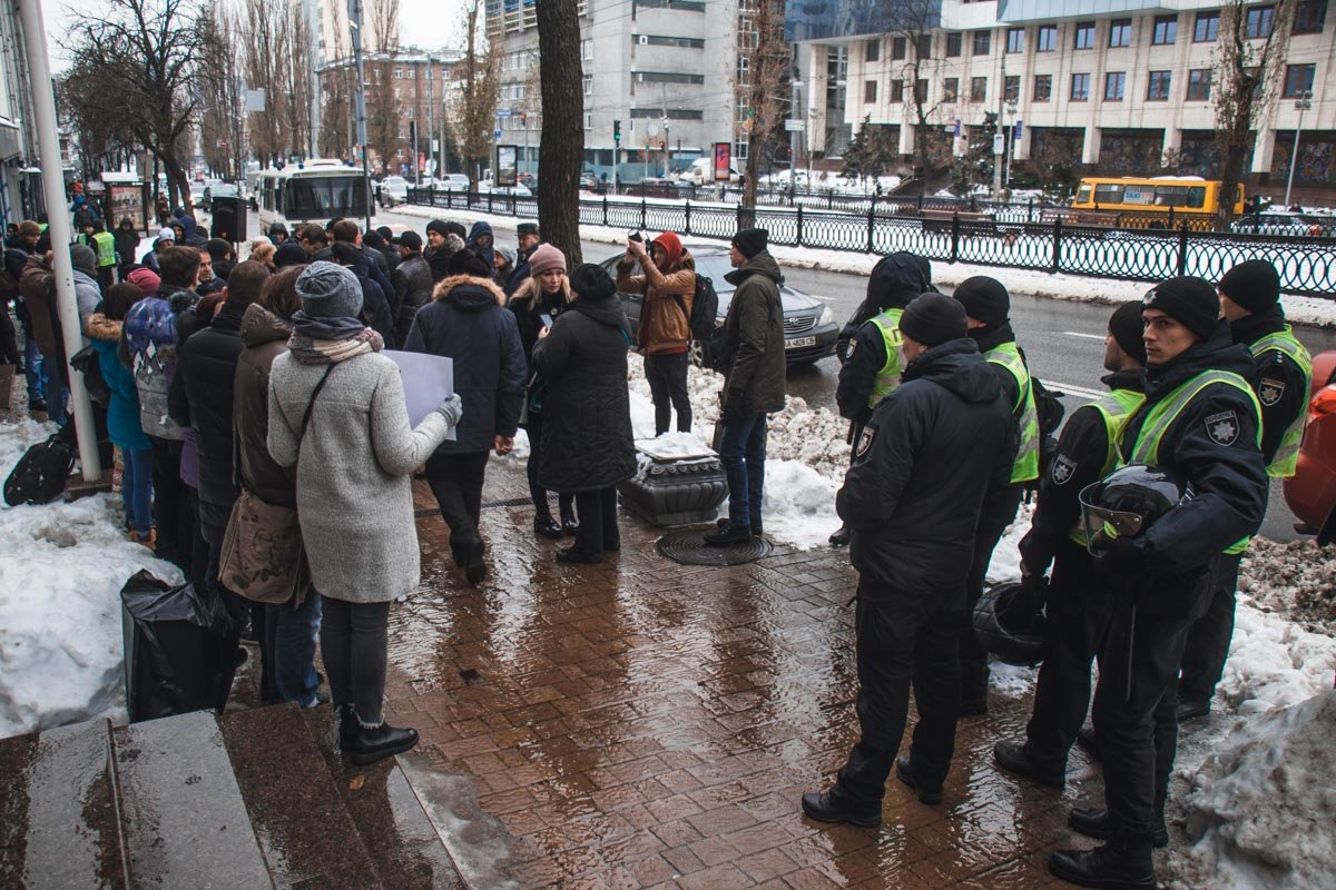 Организаторы акции заявили, что в аресте украинских бойцов они видят руку России