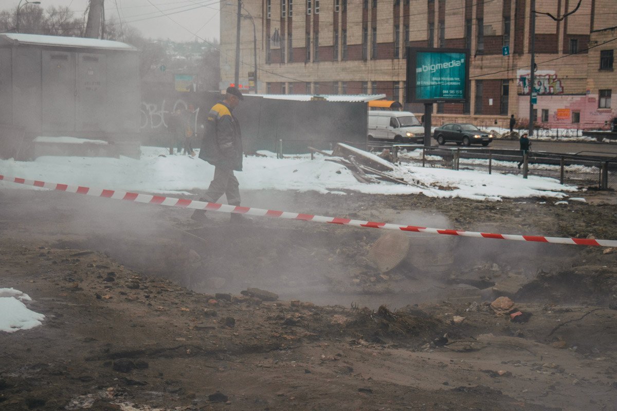 Прорыв случился возле школы и Еконономико-правового техникума при МАУП на проспекте Лобановского, 146