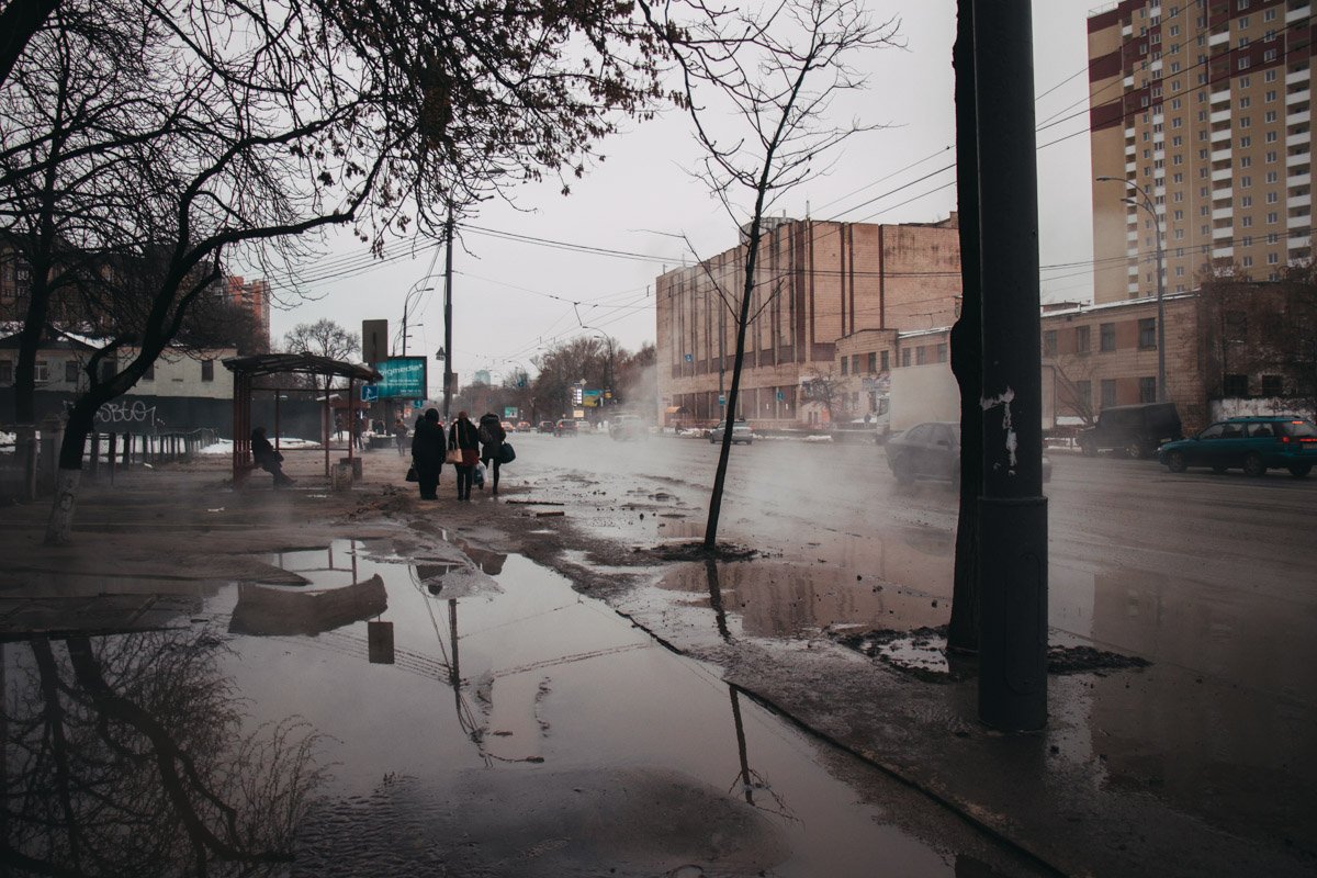 По предварительной информации, сильный поток горячей воды направлялся в сторону Севастопольской площади