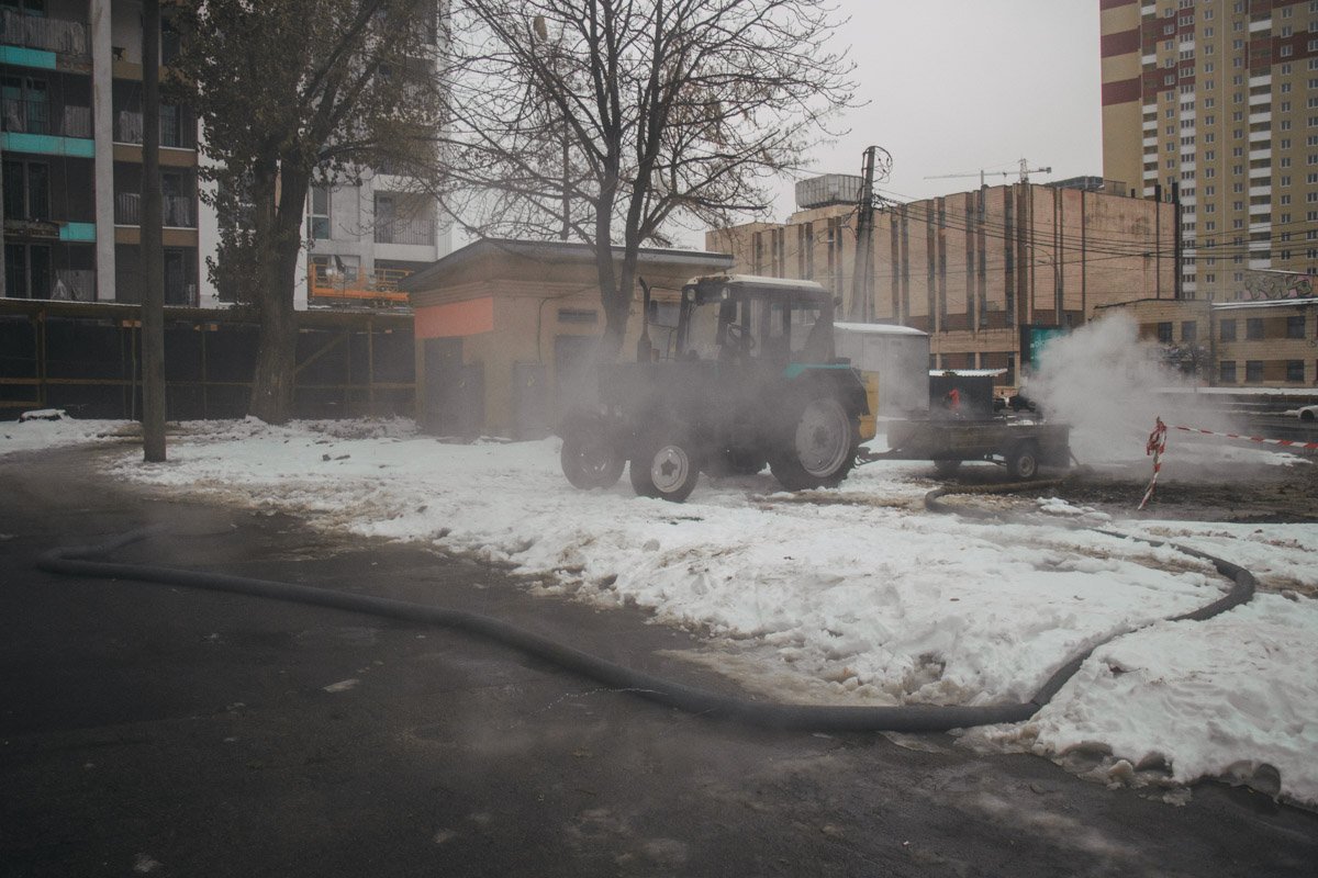 По словам директора по контролю теплосетей "Киевтеплоэнерго" , прорыв случился исключительно из-за изношенности труб