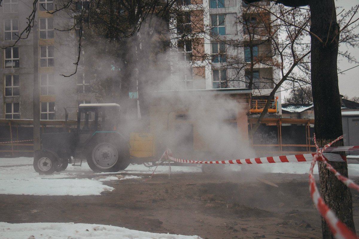К тому же, в связи с плановыми работами по ремонту теплосетей сейчас по Киеву около тысячи домов остались без тепла