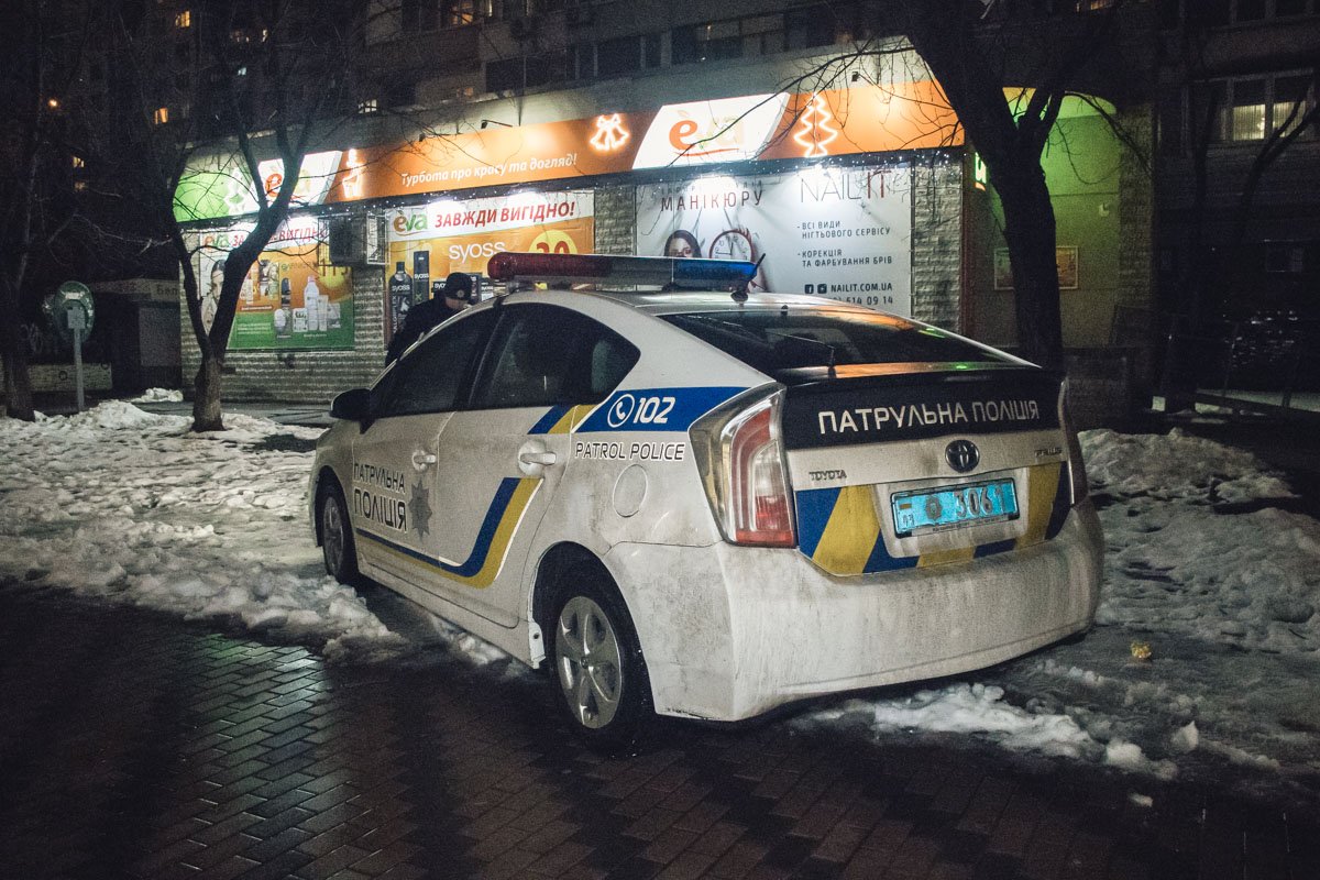 В подъезде дома по адресу Шептицкого, 1/2 14-летнего парня ударили ножом в ягодицу