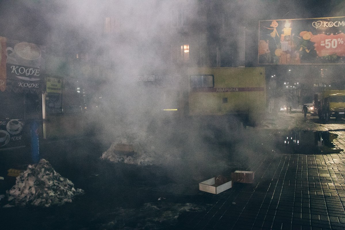 В районе Севастопольской площади произошел крупный прорыв трубы сетей теплоснабжения В районе Севастопольской площади произошел крупный прорыв трубы сетей теплоснабжения