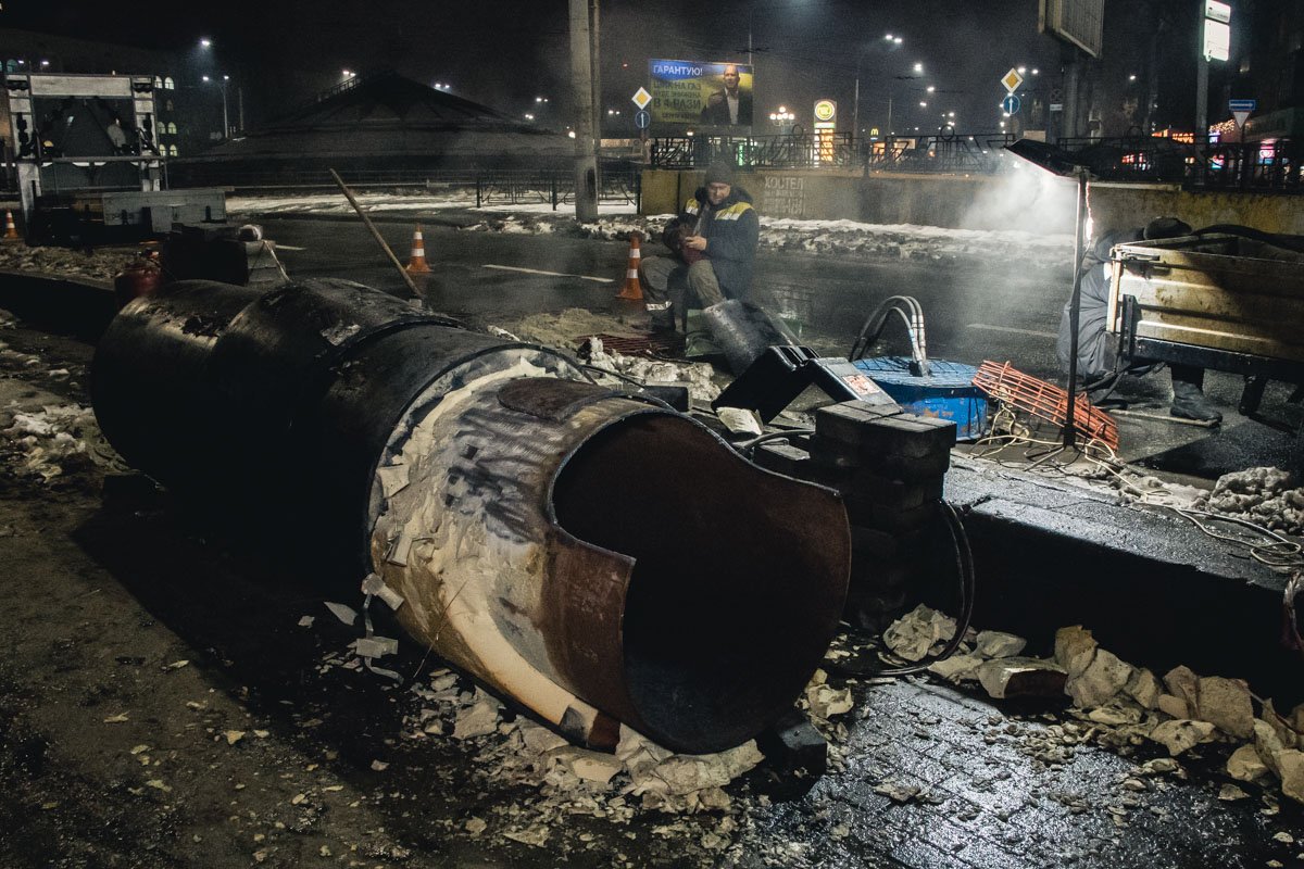 Прорвало трубу сетей теплоснабжения диаметром 800 миллиметров Прорвало трубу сетей теплоснабжения диаметром 800 миллиметров