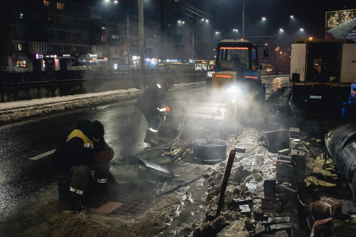 Из-за того, что горячая вода вытекала в канализационные помещения, из люков в районе прорыва шел густой пар Из-за того, что горячая вода вытекала в канализационные помещения, из люков в районе прорыва шел густой пар