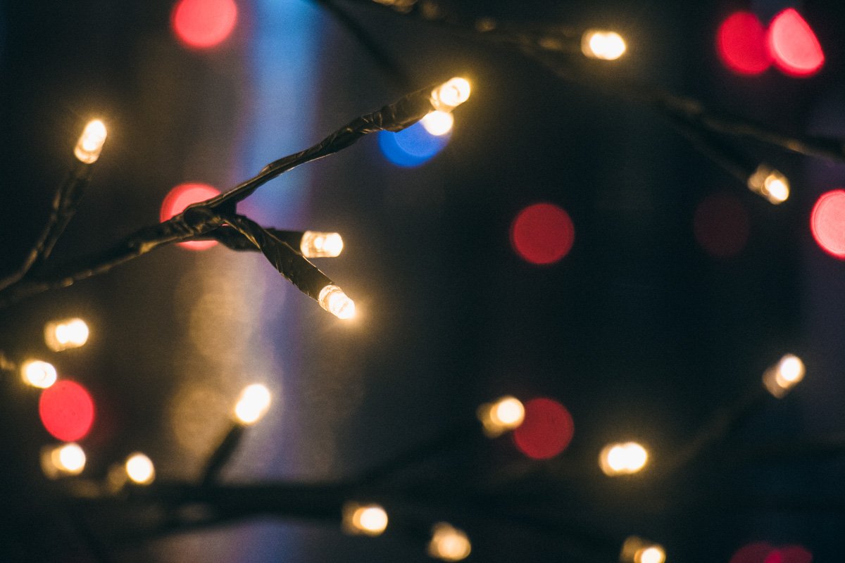 Сверкающие огоньки напоминают жителям Киева о приближающихся новогодних праздниках Сверкающие огоньки напоминают жителям Киева о приближающихся новогодних праздниках