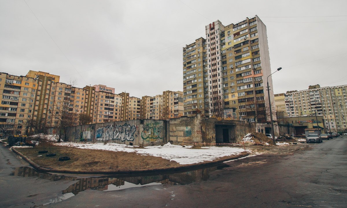 Сейчас эту парковку никто не использует, но, по всей видимости, ремонтники занялись реконструкцией Сейчас эту парковку никто не использует, но, по всей видимости, ремонтники занялись реконструкцией