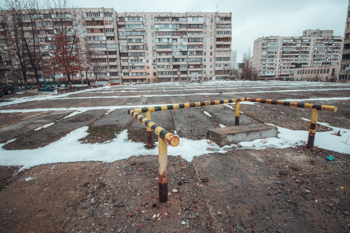 Парковка находится во дворе между жилыми домами Парковка находится во дворе между жилыми домами