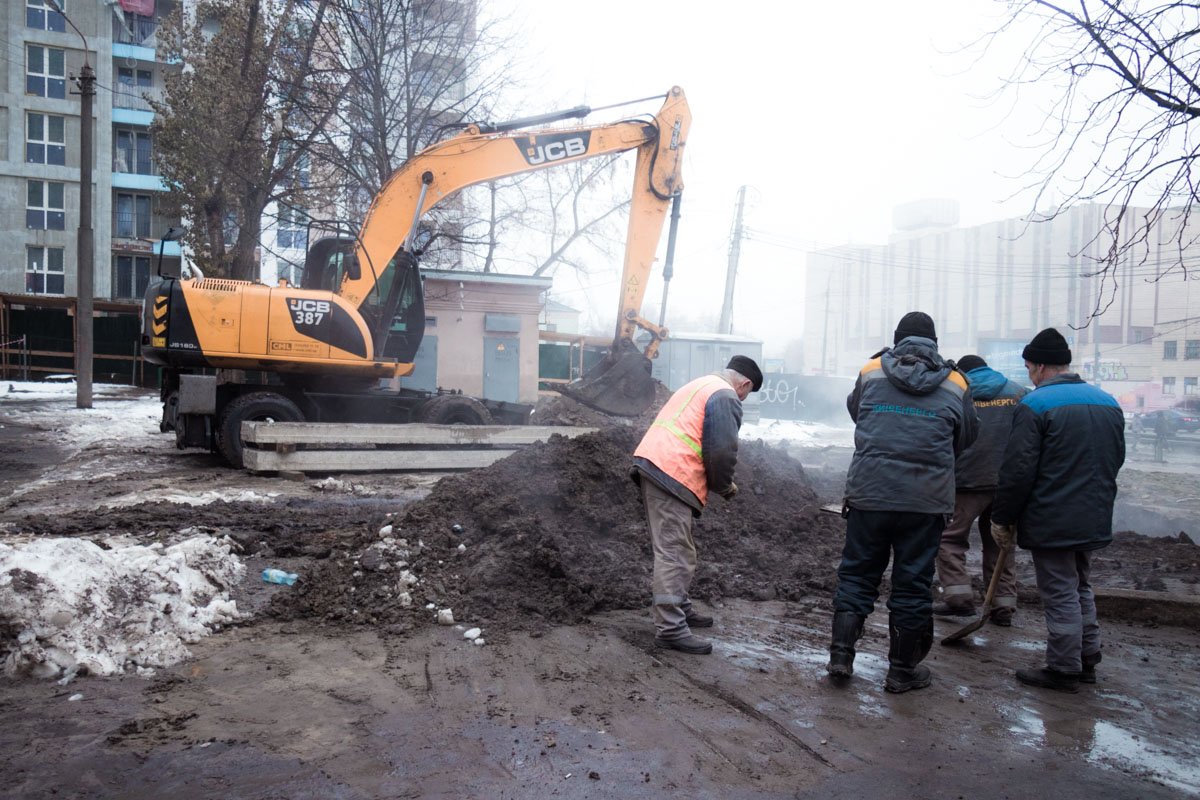 На проспекте Лобановского, 146 второй день продолжает работать аварийная служба На проспекте Лобановского, 146 второй день продолжает работать аварийная служба