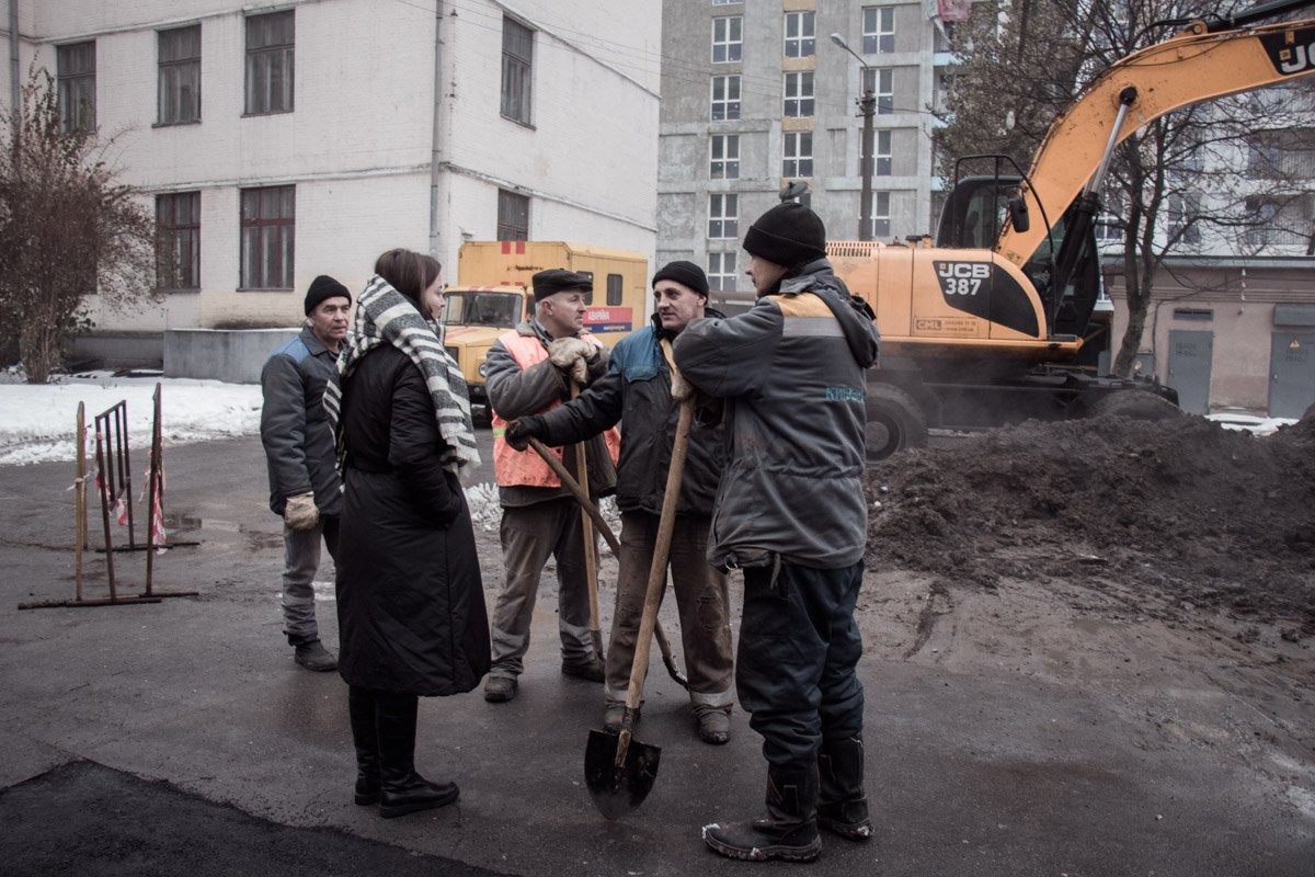 По словам сотрудников "Киевтеплоэнерго", на данный момент причины аварии устранены, рабочие уже закапывают яму, в которой находится труба По словам сотрудников "Киевтеплоэнерго", на данный момент причины аварии устранены, рабочие уже закапывают яму, в которой находится труба