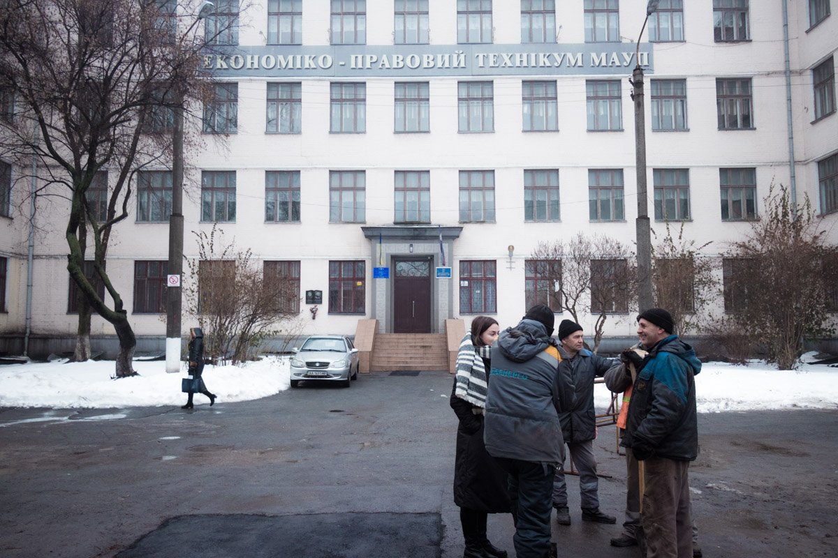 Кипятка на дорогах быть не могло, ведь яма находится на территории техникума, вода из нее не распространялась дальше по дороге Кипятка на дорогах быть не могло, ведь яма находится на территории техникума, вода из нее не распространялась дальше по дороге