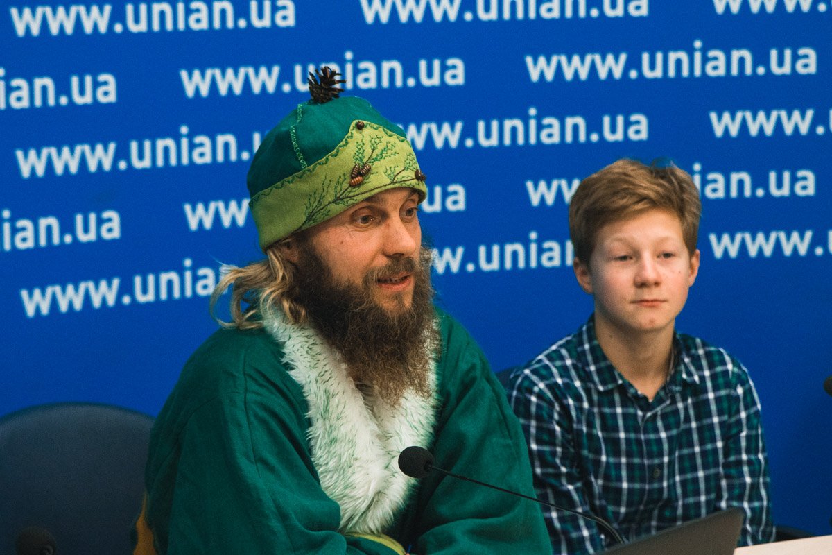 Каждый участвующий обязательно должен прийти в костюме или Деда Мороза, или Снегурочки. Но не в классическом красном, а в зеленом, символизирующем природу Каждый участвующий обязательно должен прийти в костюме или Деда Мороза, или Снегурочки. Но не в классическом красном, а в зеленом, символизирующем природу