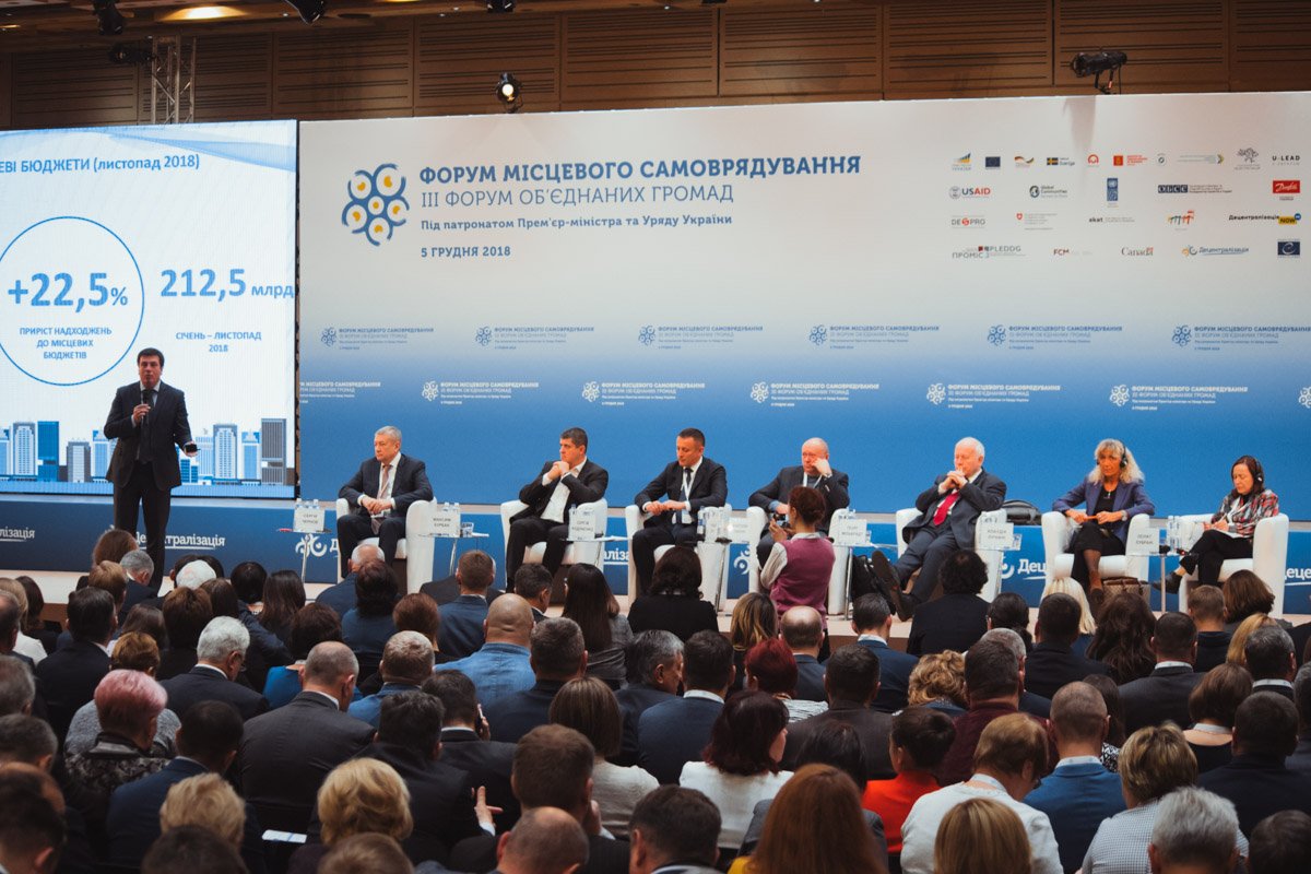 После вступительных слов начались пленарные сессии, которые продлились до самого вечера