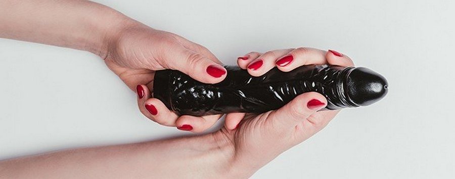 Фаллоимитатор может разнообразить сексуальную жизнь. Фаллоимитатор может разнообразить сексуальную жизнь.