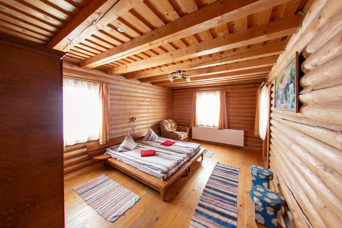 Также на территории турбазы расположен комплекс из 3-х шестиместных и 3-х восьмиместных деревянных коттеджей Также на территории турбазы расположен комплекс из 3-х шестиместных и 3-х восьмиместных деревянных коттеджей