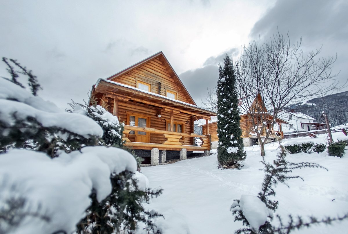 Отдельные деревянные коттеджи, построенные из деревянного бруса, сохраняют неповторимый местный колорит и атмосферу Отдельные деревянные коттеджи, построенные из деревянного бруса, сохраняют неповторимый местный колорит и атмосферу