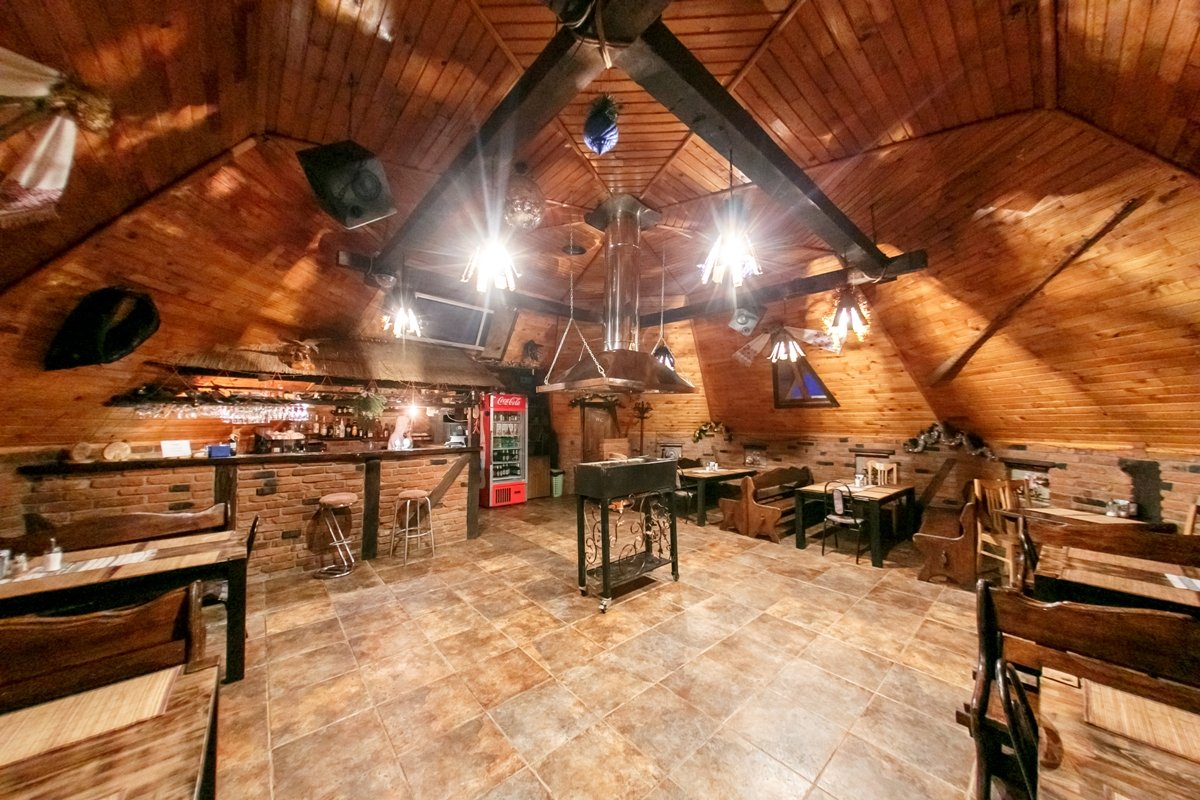 На территории базы есть колоритный ресторан "колыба" с местной кухней На территории базы есть колоритный ресторан "колыба" с местной кухней