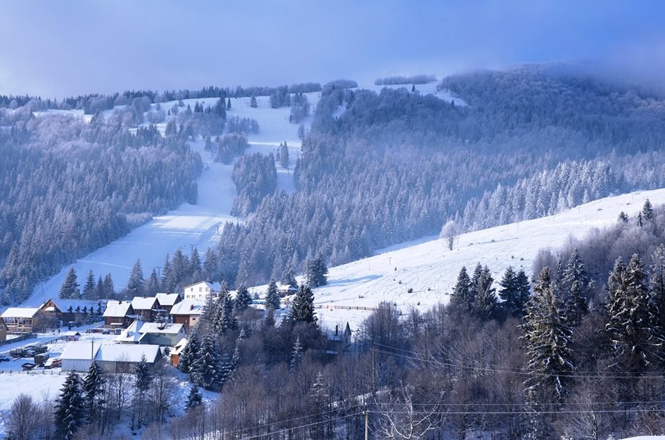 Горнолыжная инфраструктура курорта включает три бугельных подъемника Горнолыжная инфраструктура курорта включает три бугельных подъемника