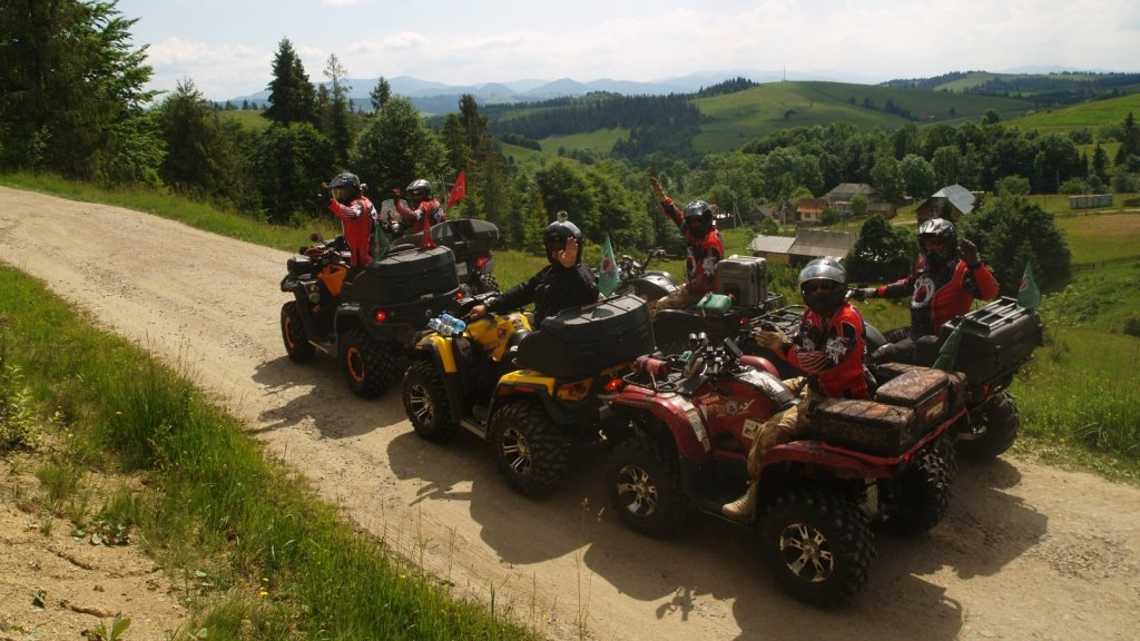 Во все сезоны в Подобовец съезжаются любители погонять Во все сезоны в Подобовец съезжаются любители погонять