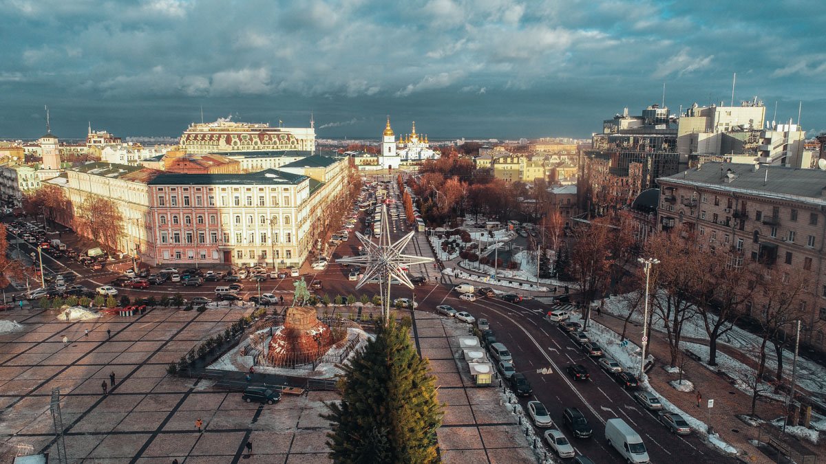 Для создания новогодней елки используют и живые сосновые ветки, и искусственные Для создания новогодней елки используют и живые сосновые ветки, и искусственные