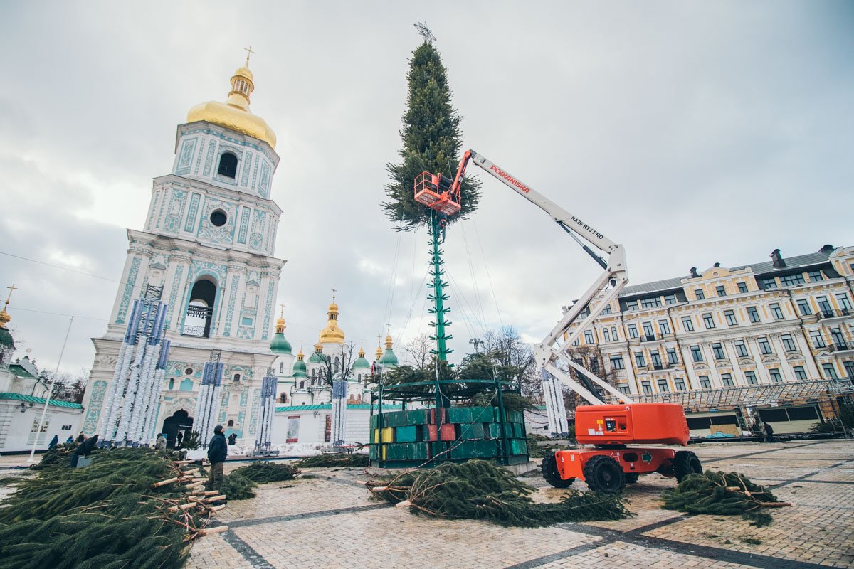 Украсят главную елку страны 3,5 тысячи новогодних игрушек Украсят главную елку страны 3,5 тысячи новогодних игрушек