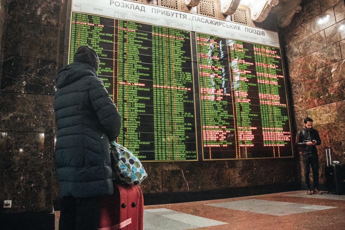 В ночь на 5 декабря "Укрзалізниця" запустила продажу билетов на "праздничные" поезда