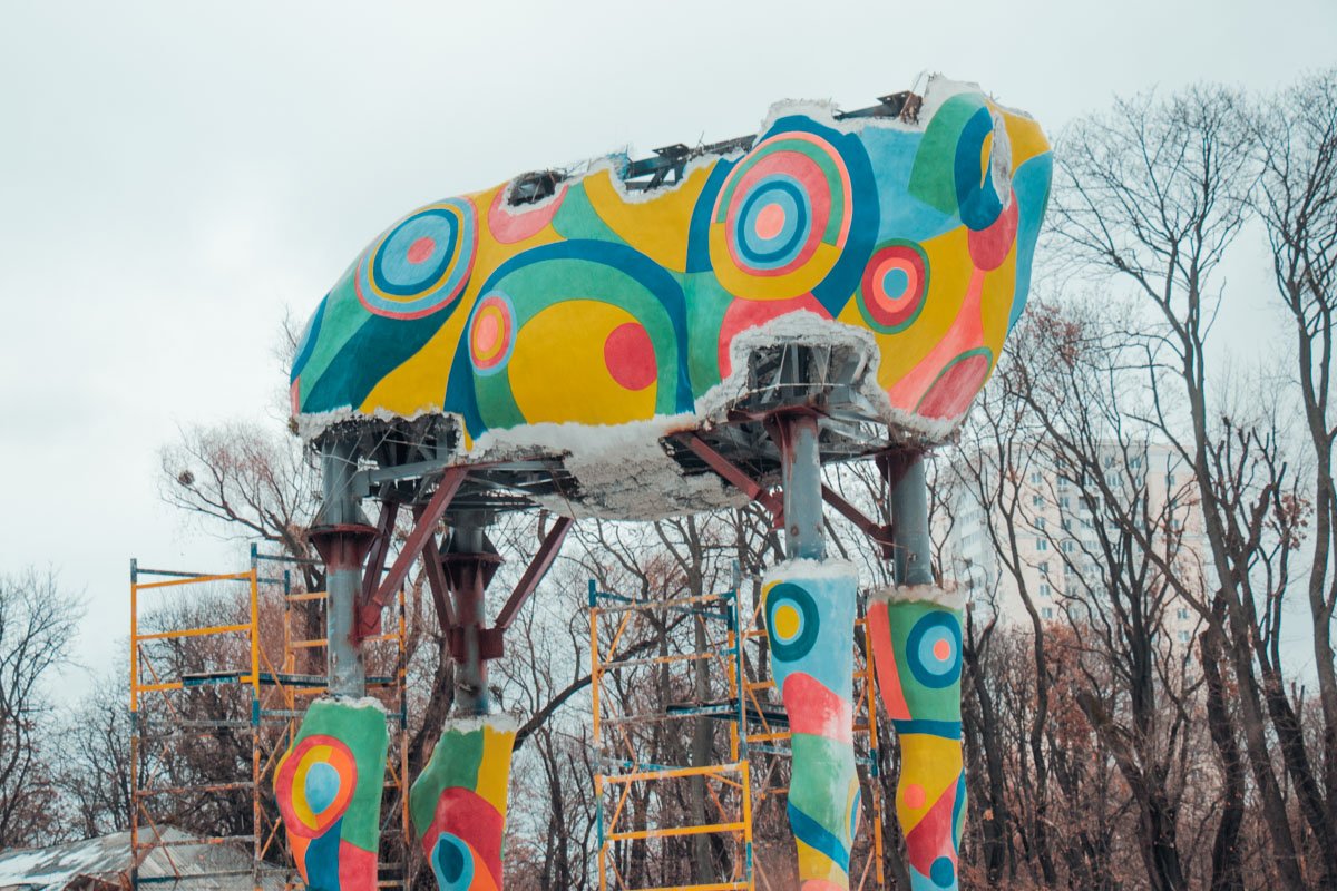 В Киевском зоопарке приступили к монтажу фигуры жирафа