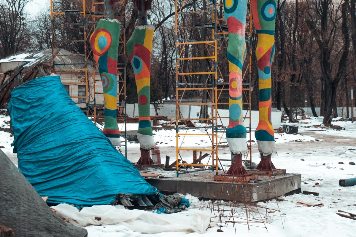 В данный момент завершен монтаж ног и туловища. Шея и голова жирафа пока ждут своего часа