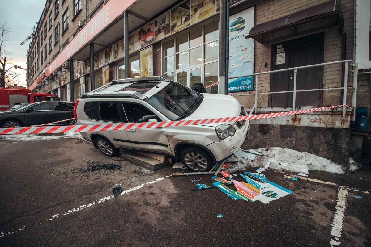 Пытаясь уйти от обстрела, водитель Nissan задел припаркованный Porsche и влетел на ступени магазина