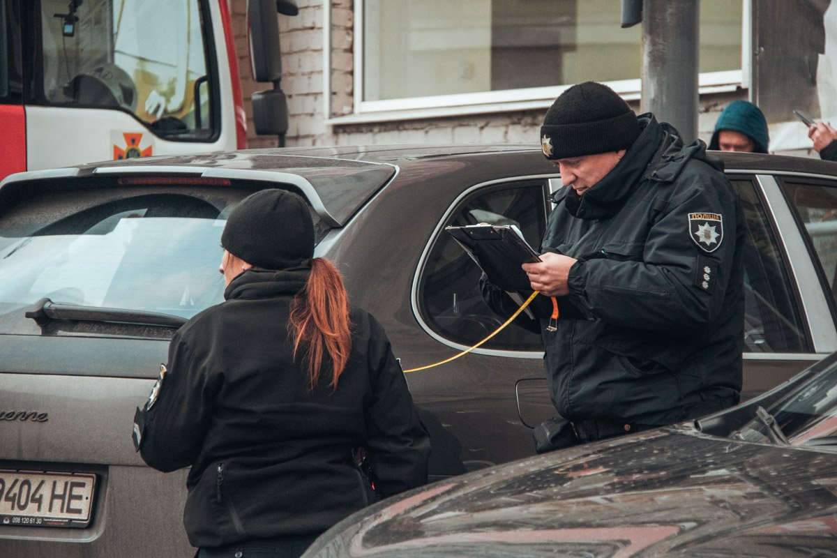 Расстреляв Nissan и завладев деньгами, неизвестные на автомобиле Volvo скрылись с места происшествия