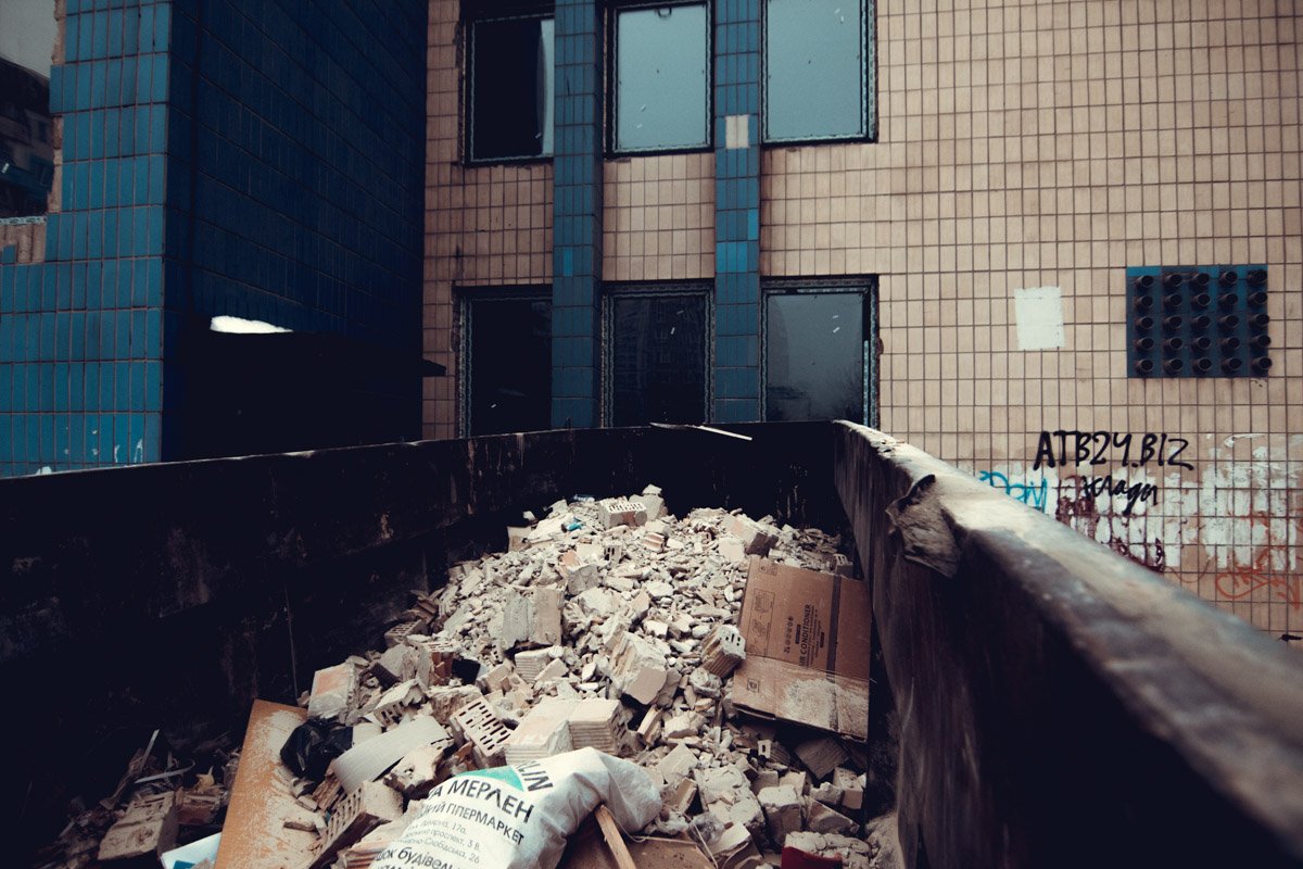 По всей территории библиотеки разбросаны груды мусора По всей территории библиотеки разбросаны груды мусора