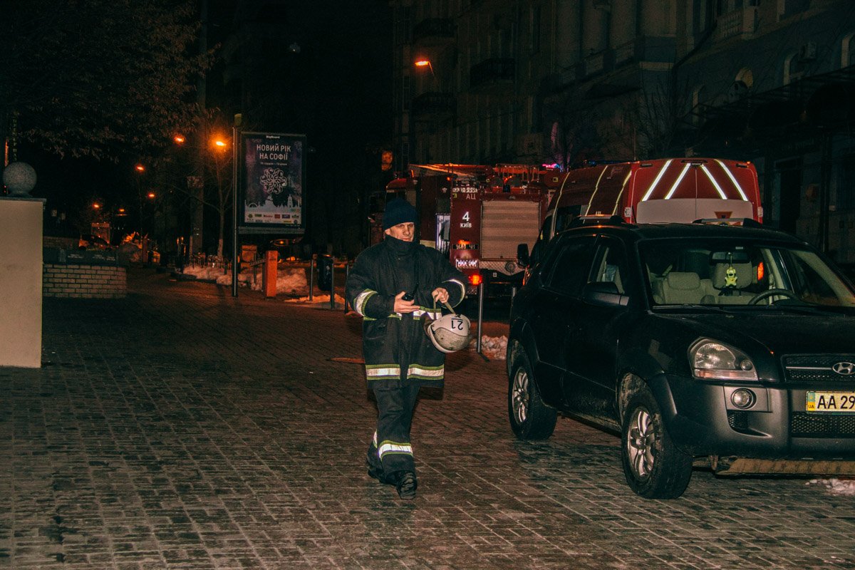 На место инцидента прибыли десять единиц пожарно-спасательной техники