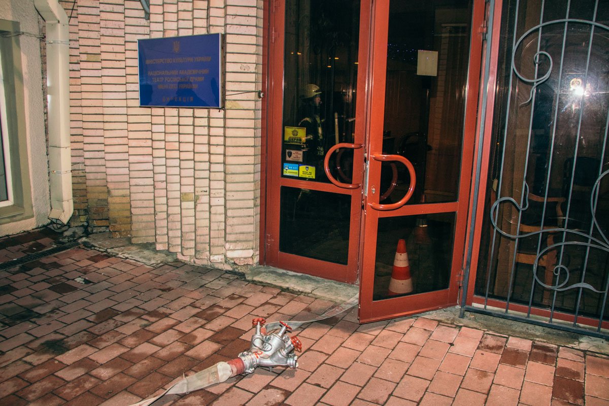 Ночью на сцене проводились ремонтные работы, предварительно, загорелось что-то из стройматериалов