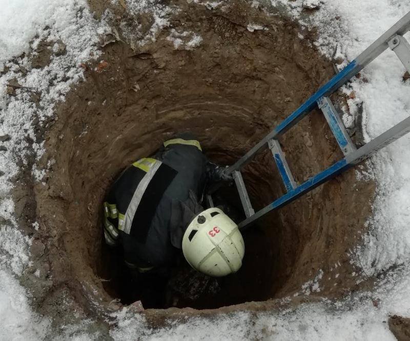 Пожарные довольно быстро достали заложника из люка с помощью лестницы и палки