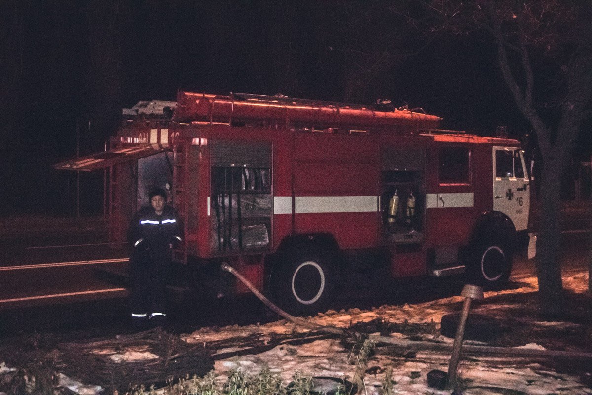 На место инцидента прибыли три единицы пожарно-спасательной техники На место инцидента прибыли три единицы пожарно-спасательной техники