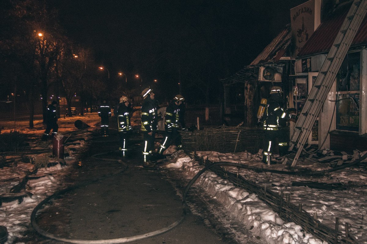 По состоянию на 5:10 сотрудники ГСЧС локализовали пожар и продолжали его ликвидировать По состоянию на 5:10 сотрудники ГСЧС локализовали пожар и продолжали его ликвидировать