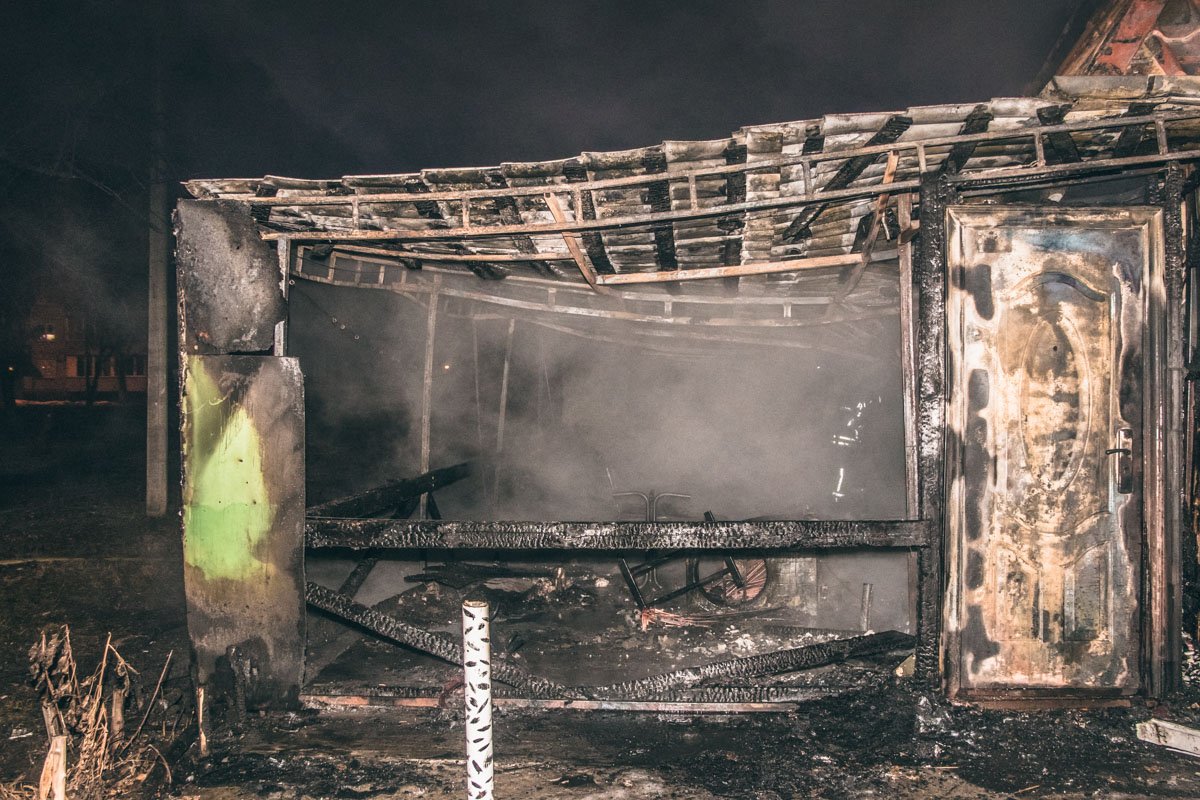 У магазина также находилась машина частной службы охраны У магазина также находилась машина частной службы охраны