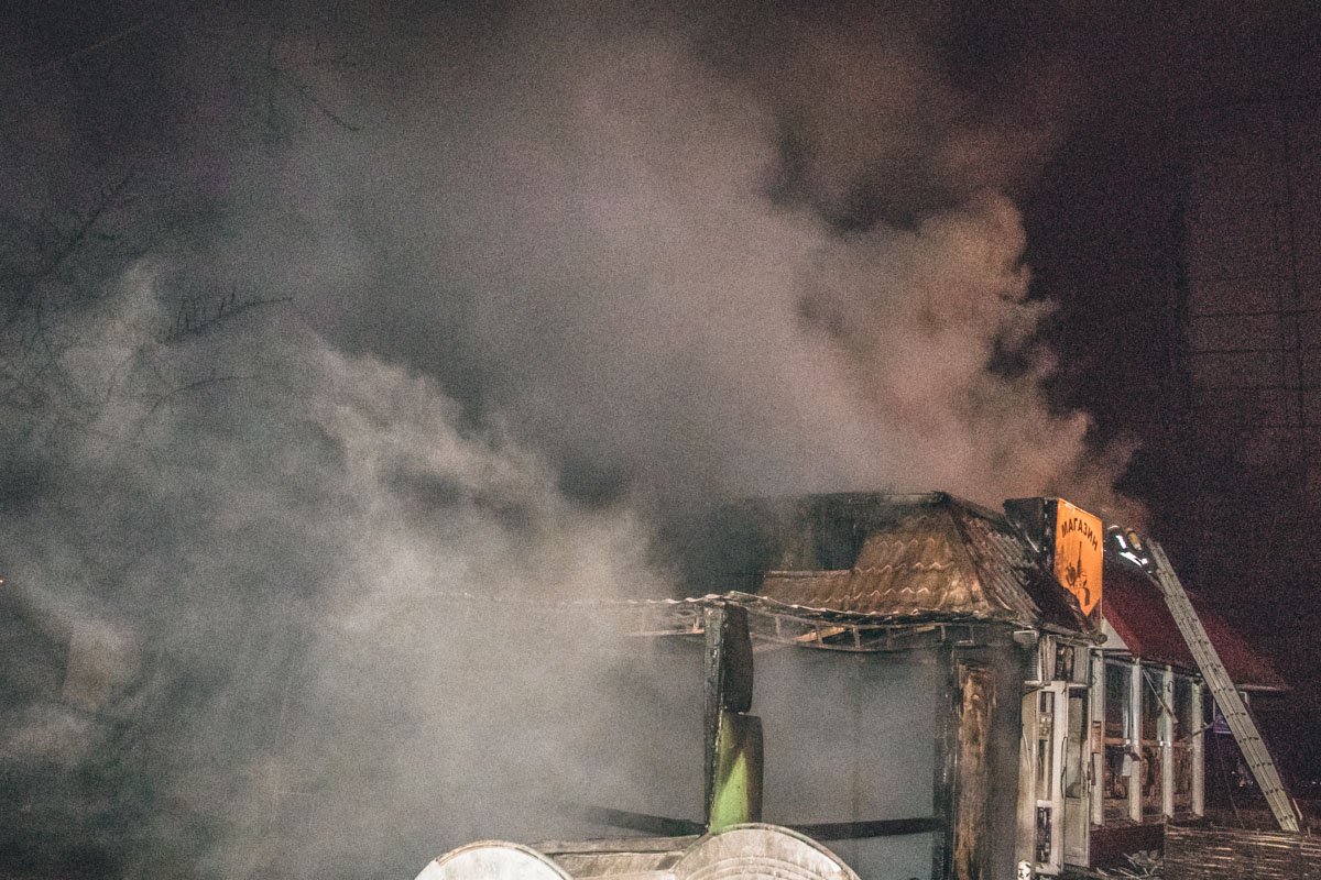 Ее сотрудники сообщили, что в магазине за пару минут до возгорания сработали датчики движения Ее сотрудники сообщили, что в магазине за пару минут до возгорания сработали датчики движения