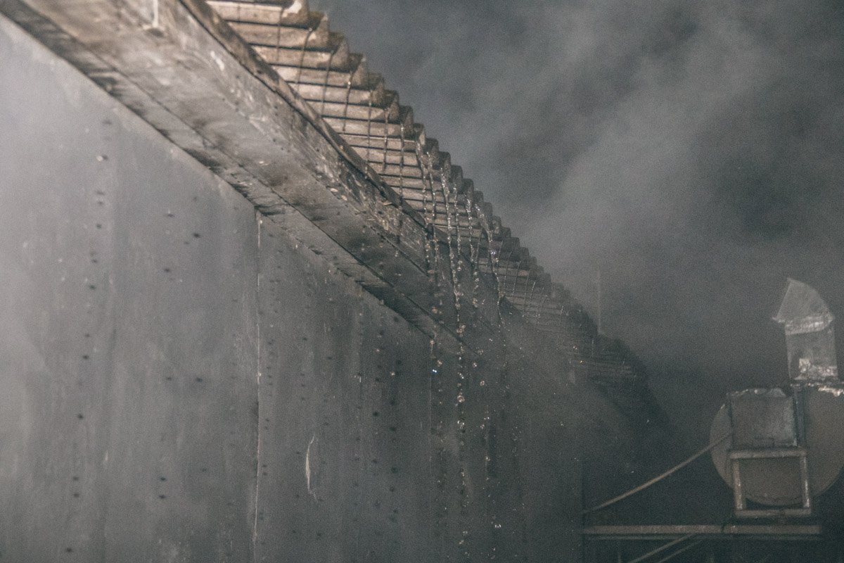 Дым от пожара распространился по всей улице и поднимался высоко в небо Дым от пожара распространился по всей улице и поднимался высоко в небо