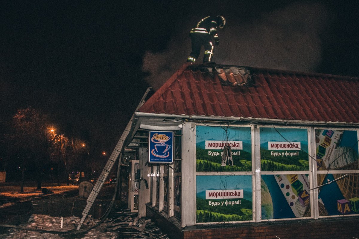 Жители соседних домов вышли к магазину и утверждали, что кто-то старательно пытается избавиться от продуктовой лавки Жители соседних домов вышли к магазину и утверждали, что кто-то старательно пытается избавиться от продуктовой лавки