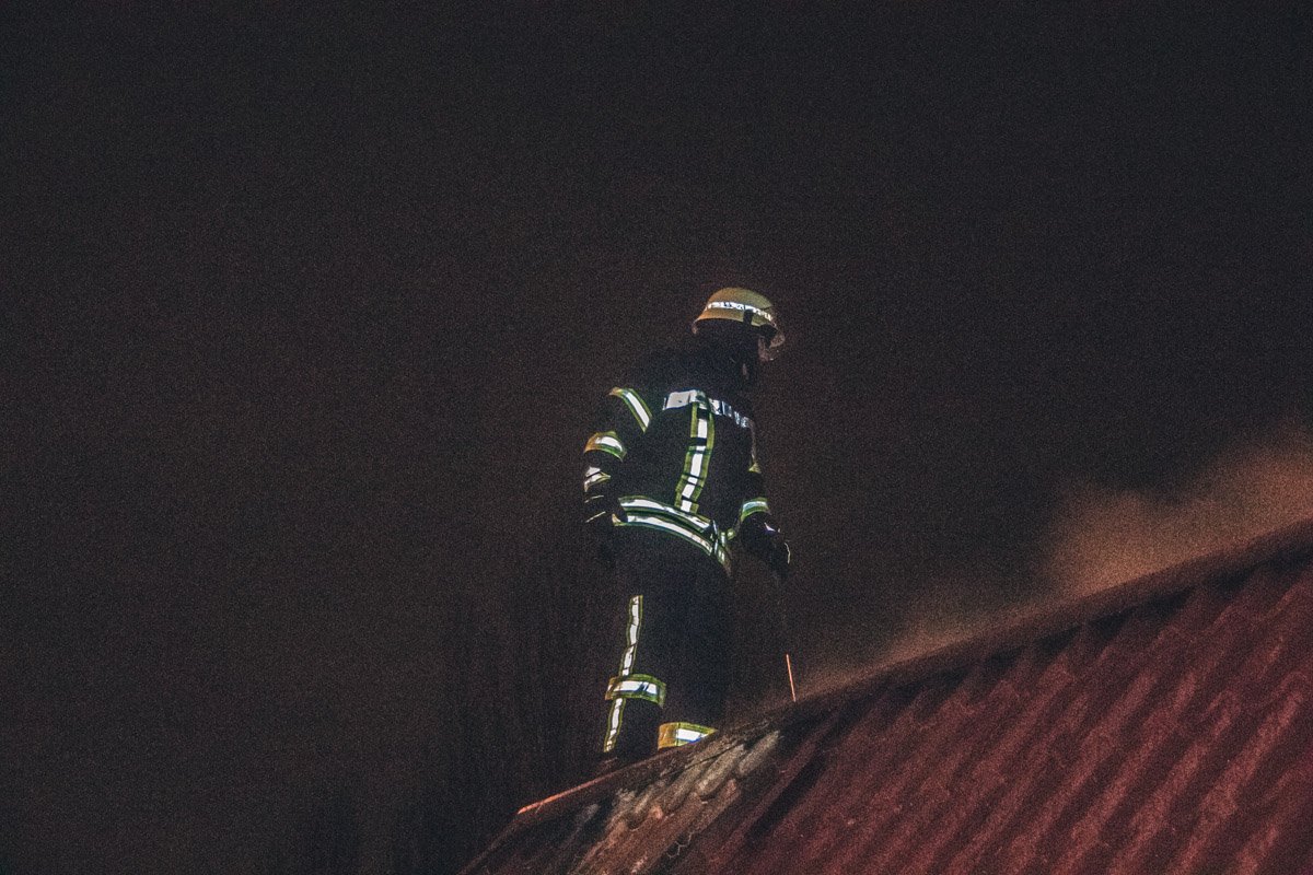 Огонь фактически уничтожил помещение, спасатели пытались ликвидировать его не только изнутри, но и с крыши Огонь фактически уничтожил помещение, спасатели пытались ликвидировать его не только изнутри, но и с крыши