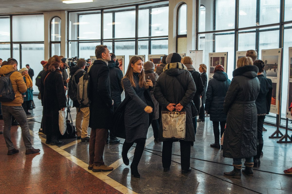 Люди останавливались, чтобы посмотреть на фотографии Люди останавливались, чтобы посмотреть на фотографии