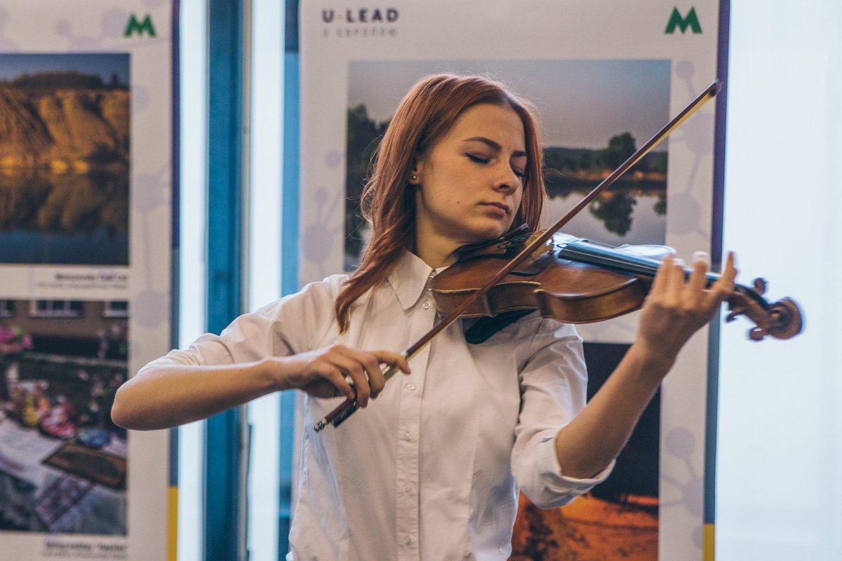 Ознакомиться с фотокарточками можно возле эскалатора на станцию метро Золотые ворота Ознакомиться с фотокарточками можно возле эскалатора на станцию метро Золотые ворота