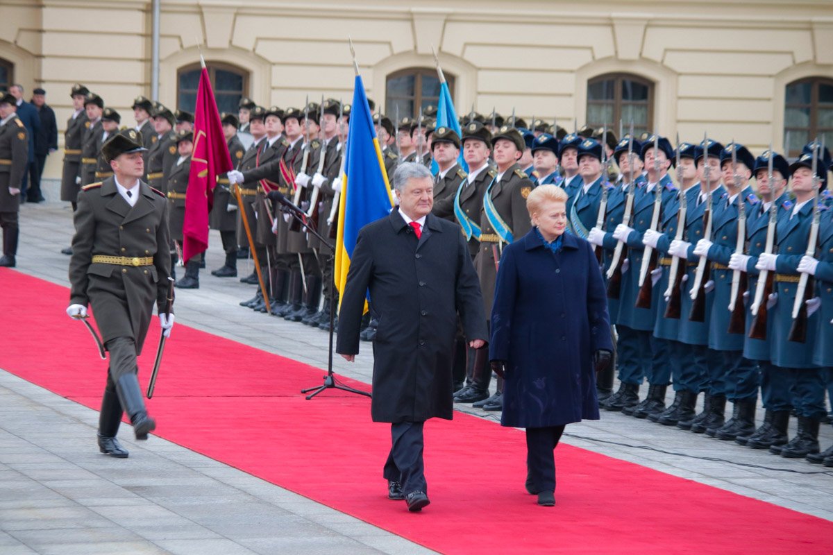 Петр Порошенко и Даля Грибаускайте обошли строй воинов Почетного караула и представили членов официальных делегаций