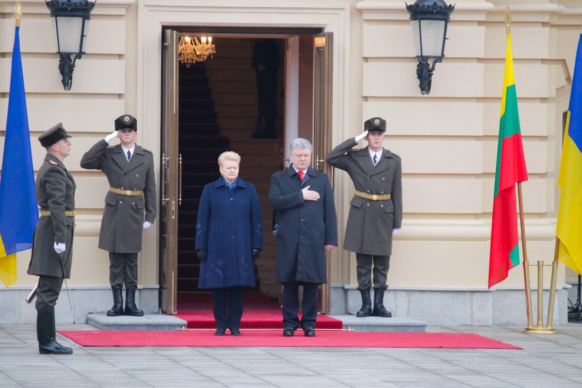 Военный оркестр исполнил государственные гимны обеих стран