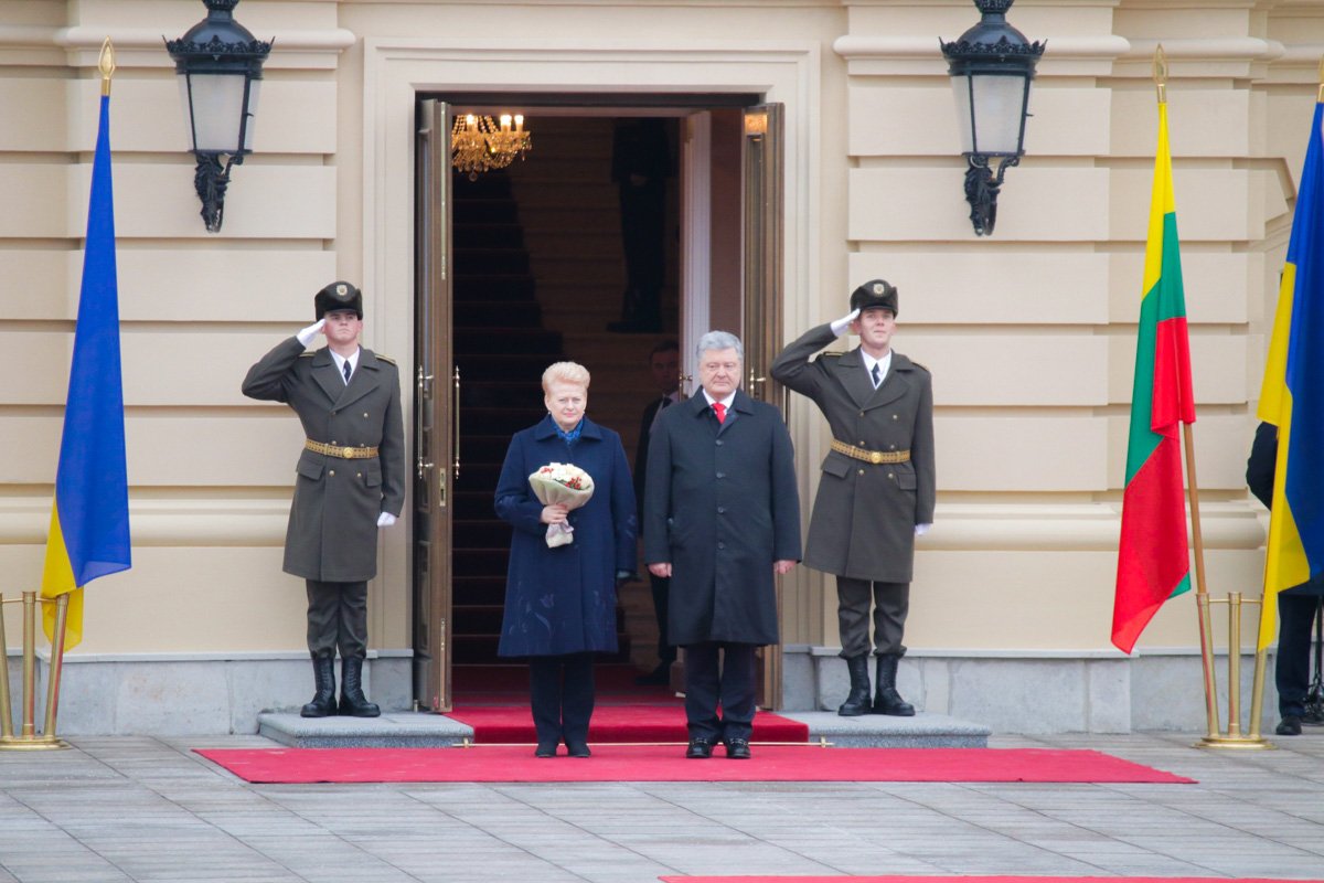 После официальной части президенты пошли на закрытые переговоры