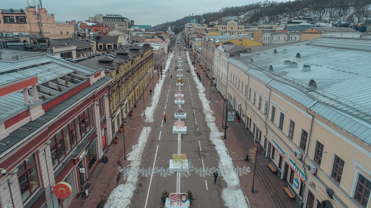 Вдоль улицы развешивают праздничную иллюминацию Вдоль улицы развешивают праздничную иллюминацию