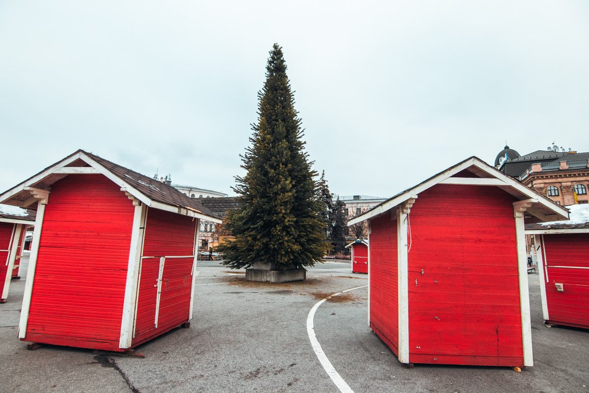 Зимний городок уже практически готов к продаже глинтвейна Зимний городок уже практически готов к продаже глинтвейна