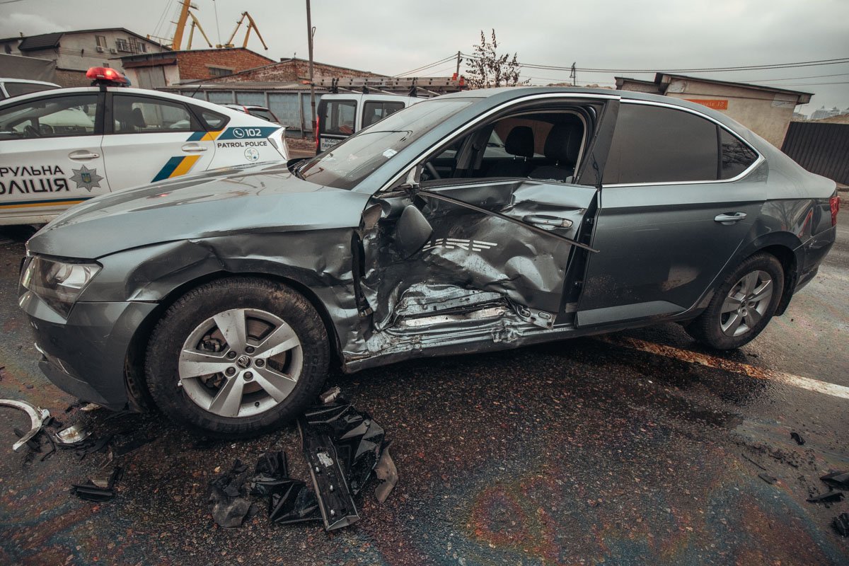 Удар пришелся прямо в водительскую дверь Skoda